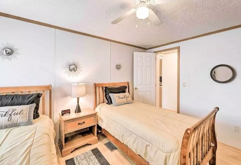 Arapahoe Home W/ Fireplace Near Deer Hunting