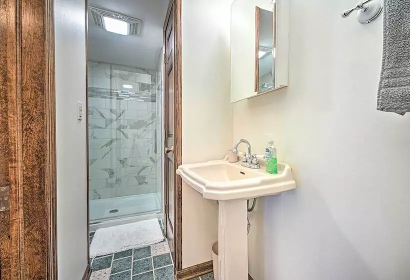 Gorgeous Bremen Home With Lake Access & Yard!