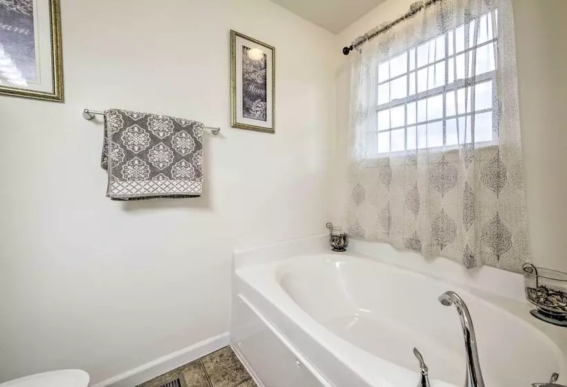 Greenwood Home ~15 Mi To Indianapolis!