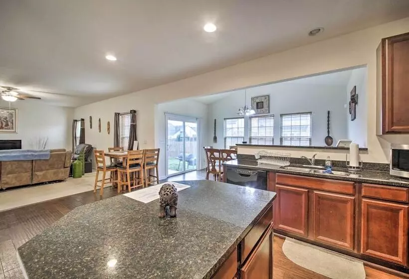 Greenwood Home ~15 Mi To Indianapolis!