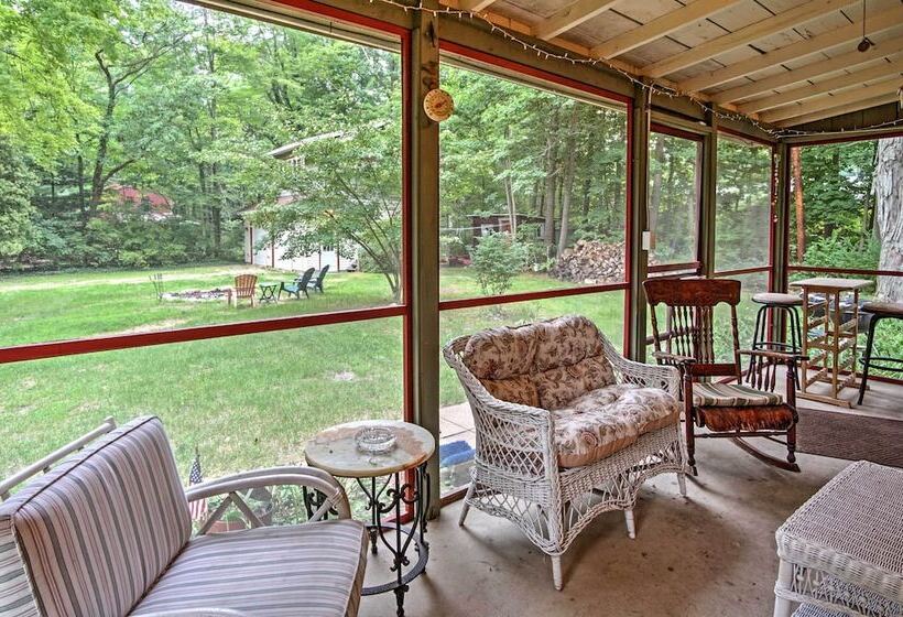 Harbert Cottage W/ Fire Pit: Half Mile To Beach!