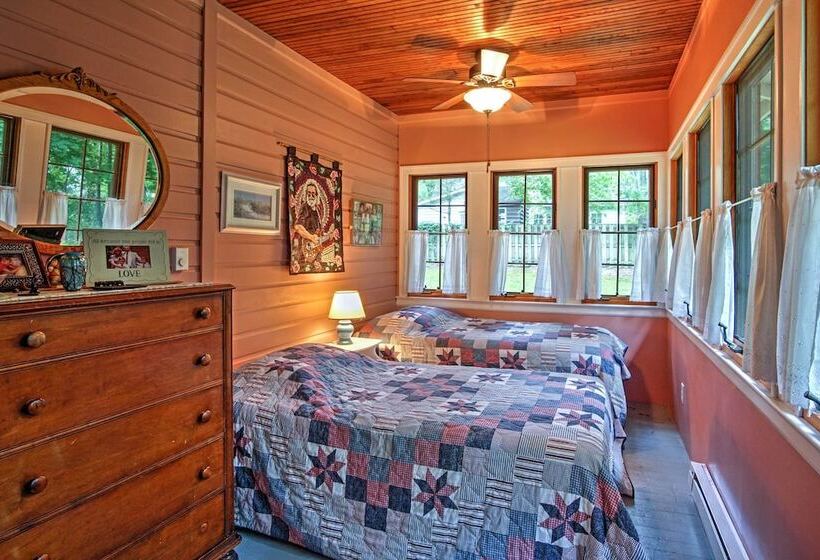 Harbert Cottage W/ Fire Pit: Half Mile To Beach!