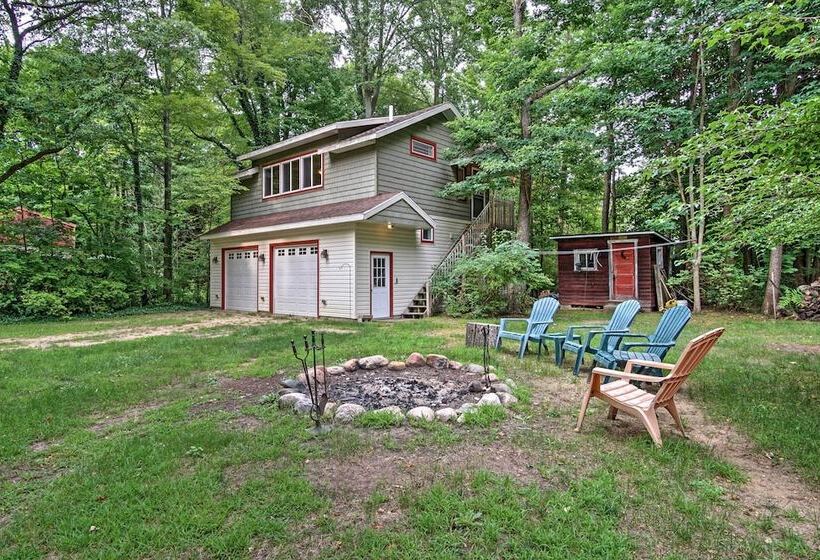 Harbert Cottage W/ Fire Pit: Half Mile To Beach!