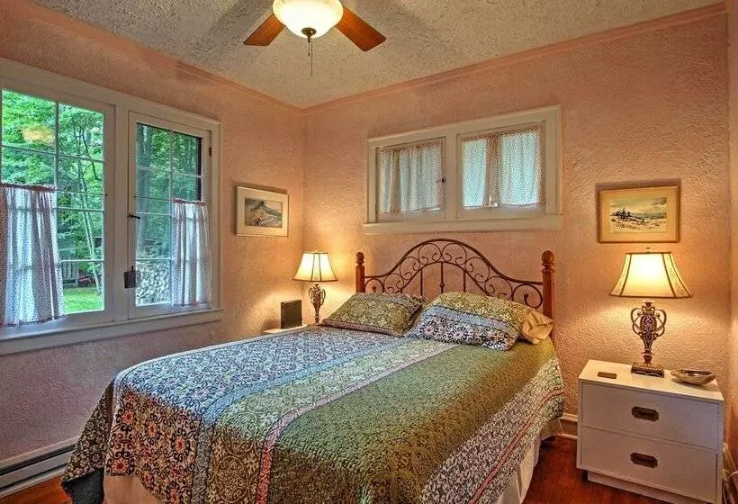 Harbert Cottage W/ Fire Pit: Half Mile To Beach!