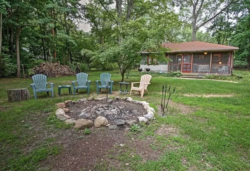 Harbert Cottage W/ Fire Pit: Half Mile To Beach!