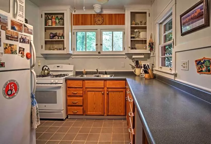 Harbert Cottage W/ Fire Pit: Half Mile To Beach!