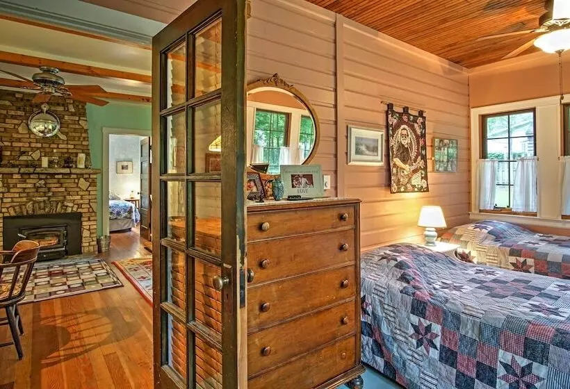 Harbert Cottage W/ Fire Pit: Half Mile To Beach!