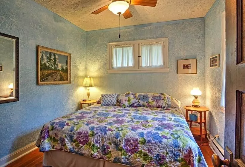 Harbert Cottage W/ Fire Pit: Half Mile To Beach!