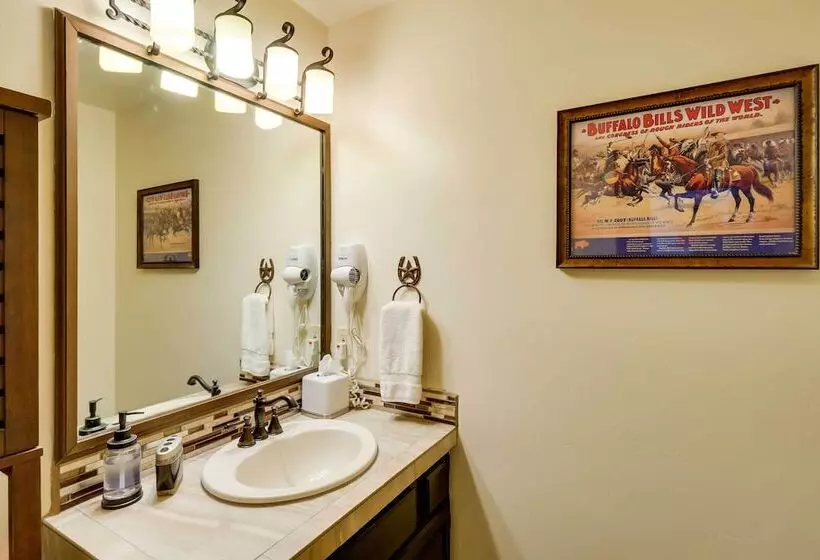 Hot Tub & Ski Shuttle: Forested Breckenridge Home!