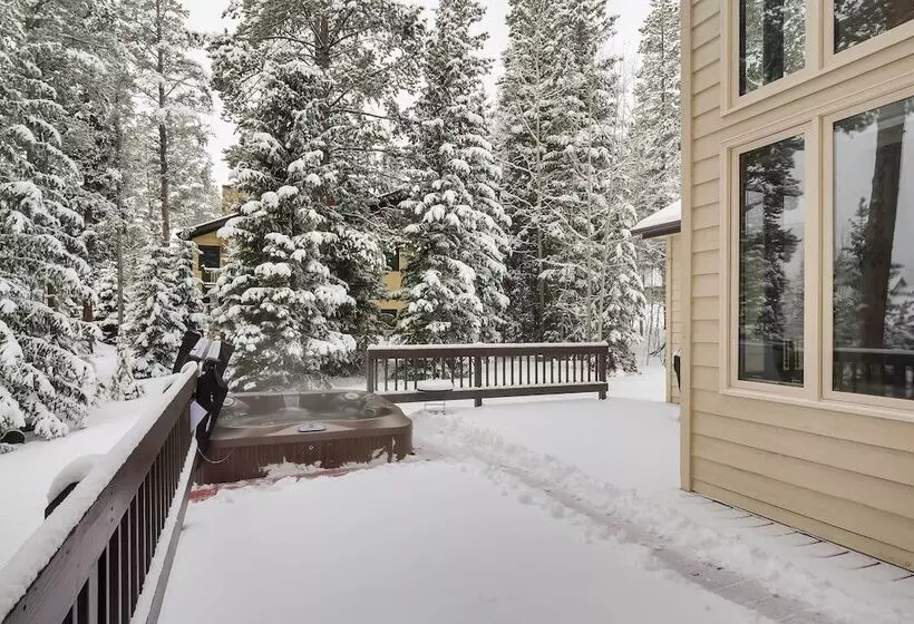 Hot Tub & Ski Shuttle: Forested Breckenridge Home!