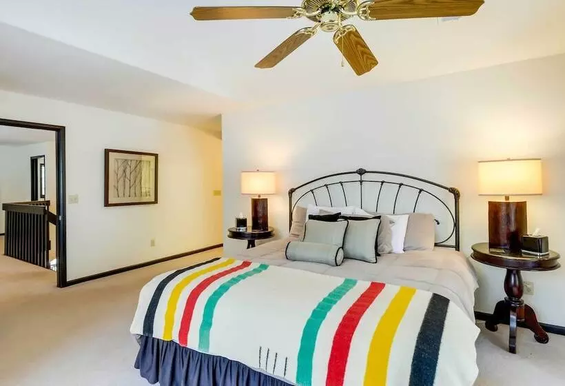 Hot Tub & Ski Shuttle: Forested Breckenridge Home!