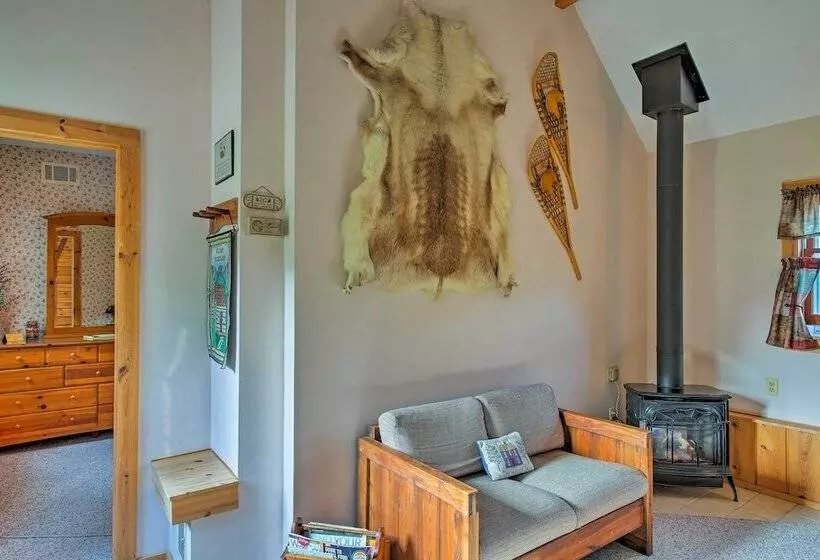 Leelanau Country Cottage ~ 4 Mi To Suttons Bay!