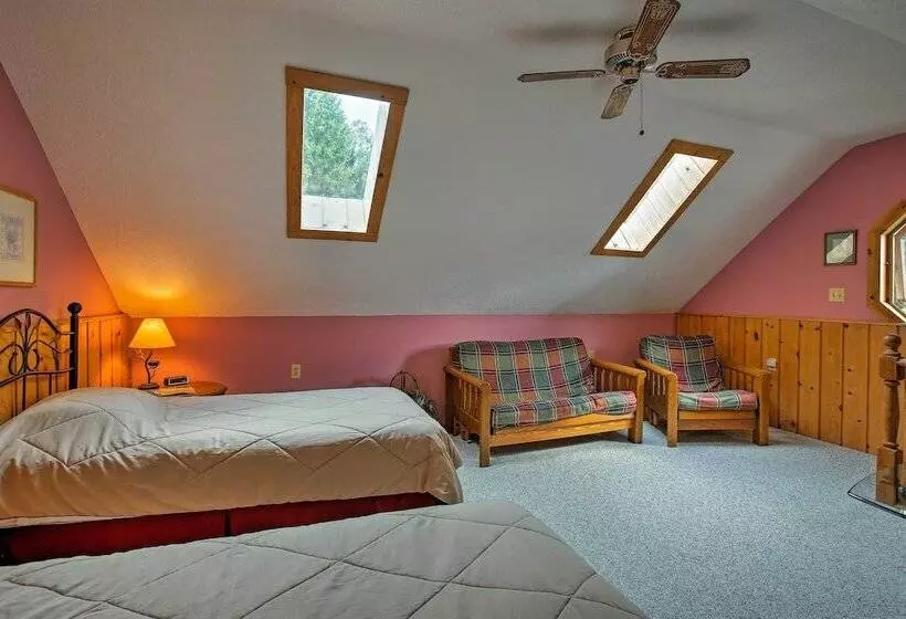 Leelanau Country Cottage ~ 4 Mi To Suttons Bay!