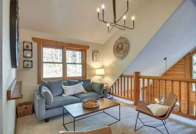 Luxe Cabin In The Woods: Walk To Lake!