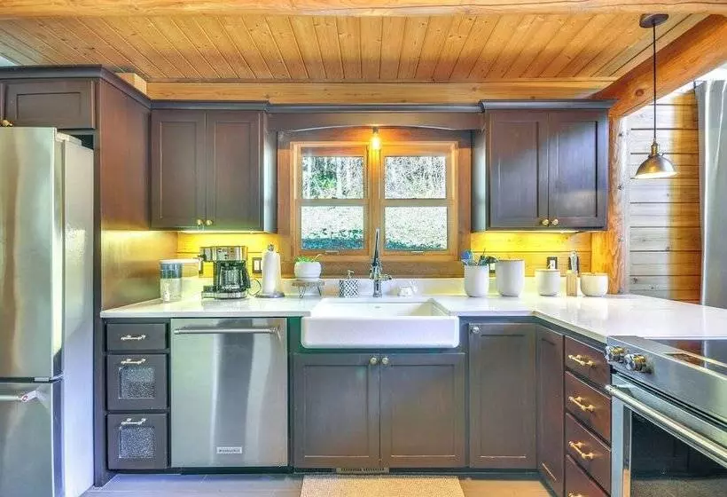 Luxe Cabin In The Woods: Walk To Lake!