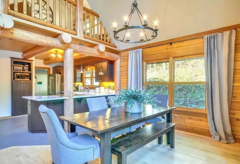 Luxe Cabin In The Woods: Walk To Lake!