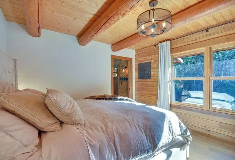 Luxe Cabin In The Woods: Walk To Lake!