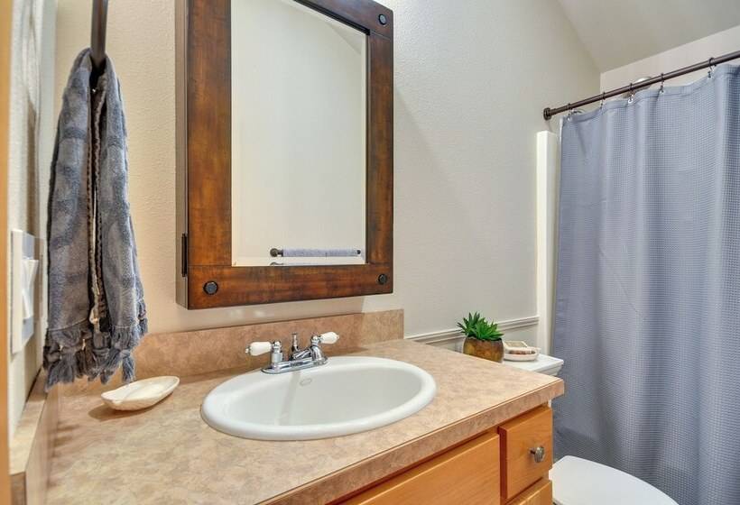 Luxe Cabin In The Woods: Walk To Lake!