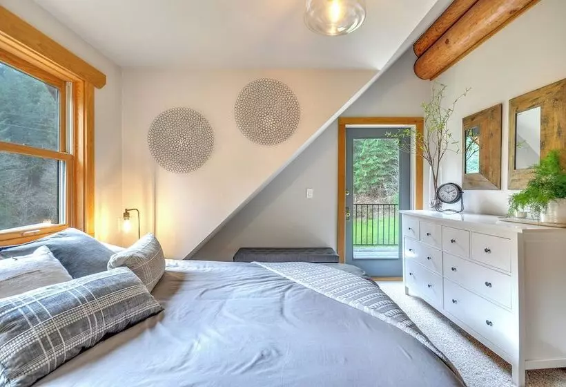 Luxe Cabin In The Woods: Walk To Lake!