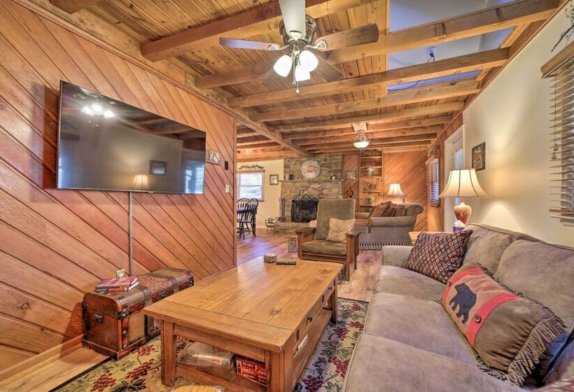 Maggie Valley Cabin W/ Game Room + Hot Tub!