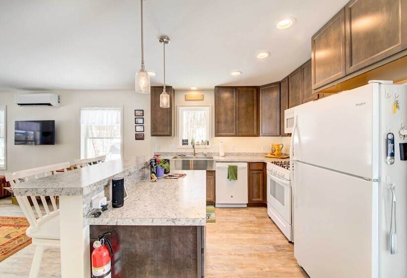 Maine Cottage W/ Dock & Kayaks, Near Augusta!