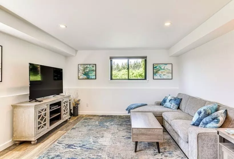 Mt Hood Views: Modern Underwood Home W/ Deck!