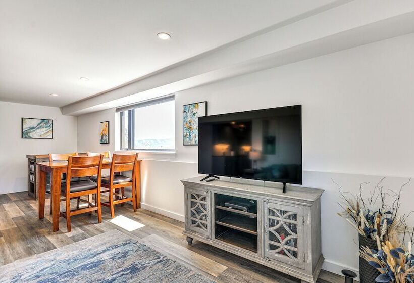 Mt Hood Views: Modern Underwood Home W/ Deck!