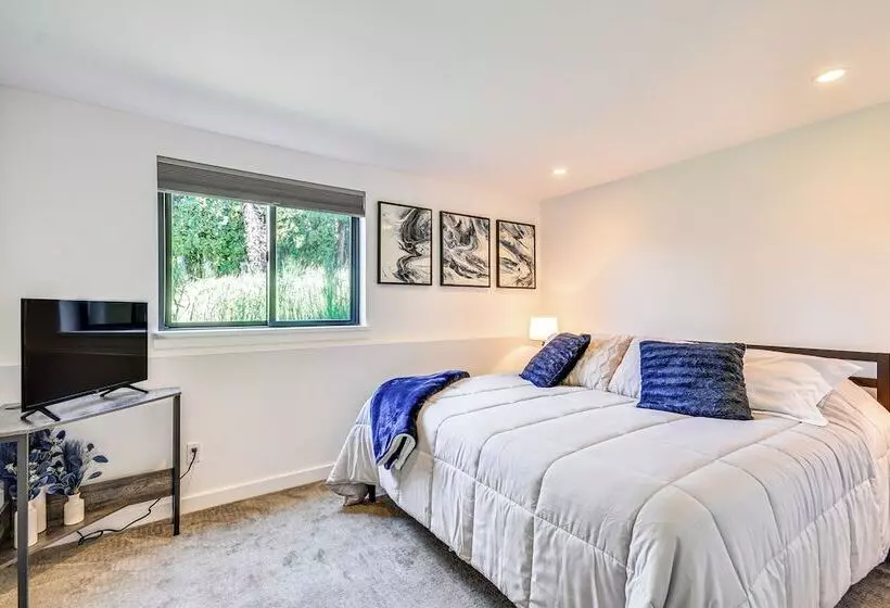 Mt Hood Views: Modern Underwood Home W/ Deck!