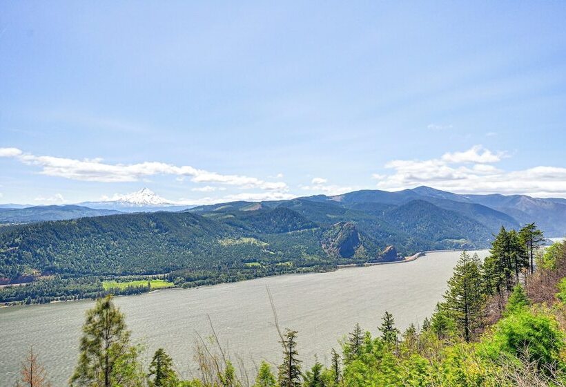 Mt Hood Views: Modern Underwood Home W/ Deck!