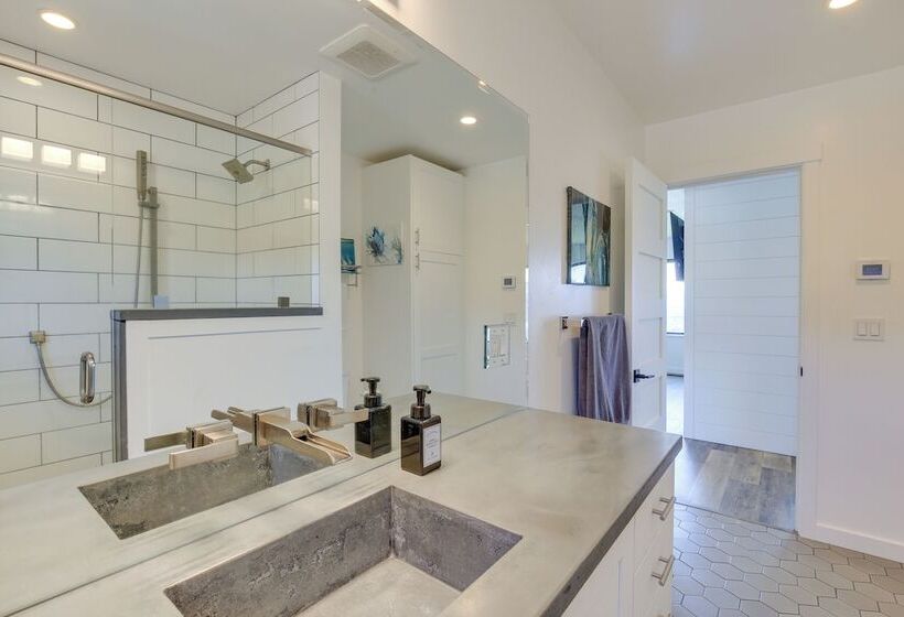 Mt Hood Views: Modern Underwood Home W/ Deck!