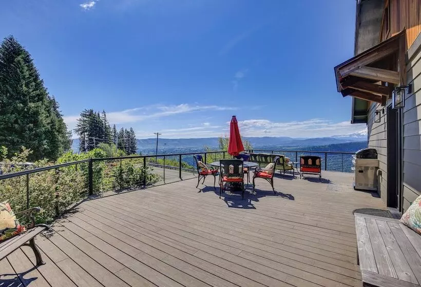 Mt Hood Views: Modern Underwood Home W/ Deck!