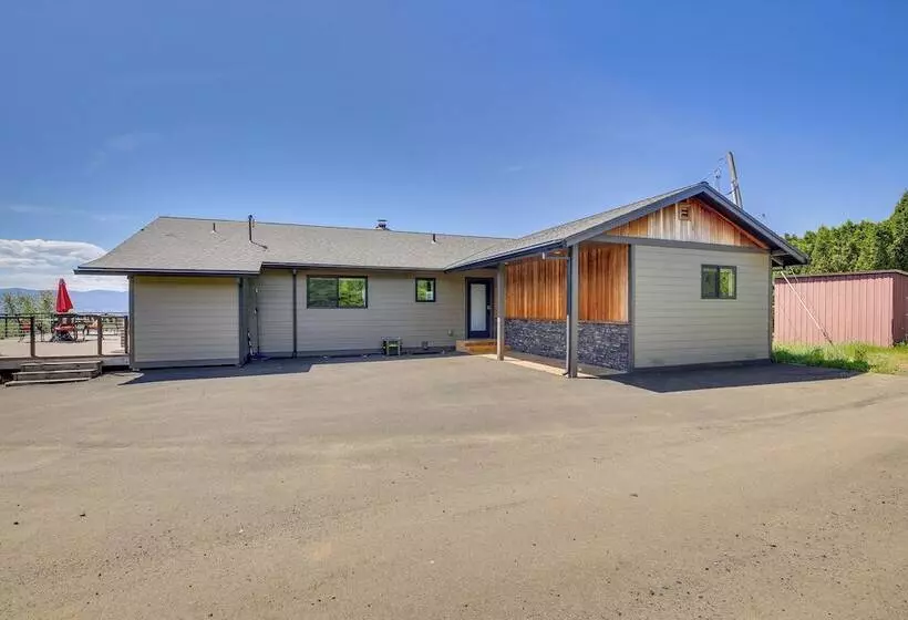 Mt Hood Views: Modern Underwood Home W/ Deck!
