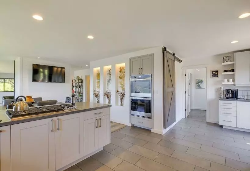 Mt Hood Views: Modern Underwood Home W/ Deck!