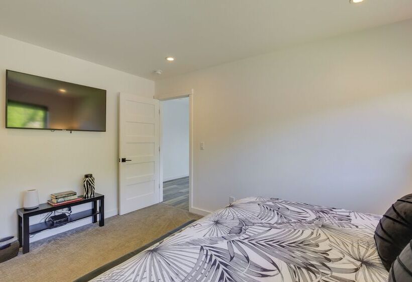 Mt Hood Views: Modern Underwood Home W/ Deck!