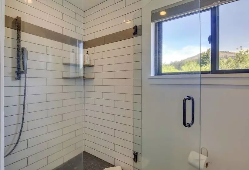 Mt Hood Views: Modern Underwood Home W/ Deck!