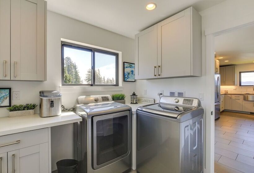 Mt Hood Views: Modern Underwood Home W/ Deck!