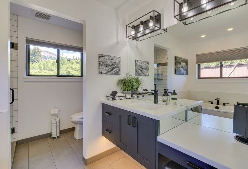 Mt Hood Views: Modern Underwood Home W/ Deck!