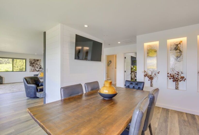 Mt Hood Views: Modern Underwood Home W/ Deck!