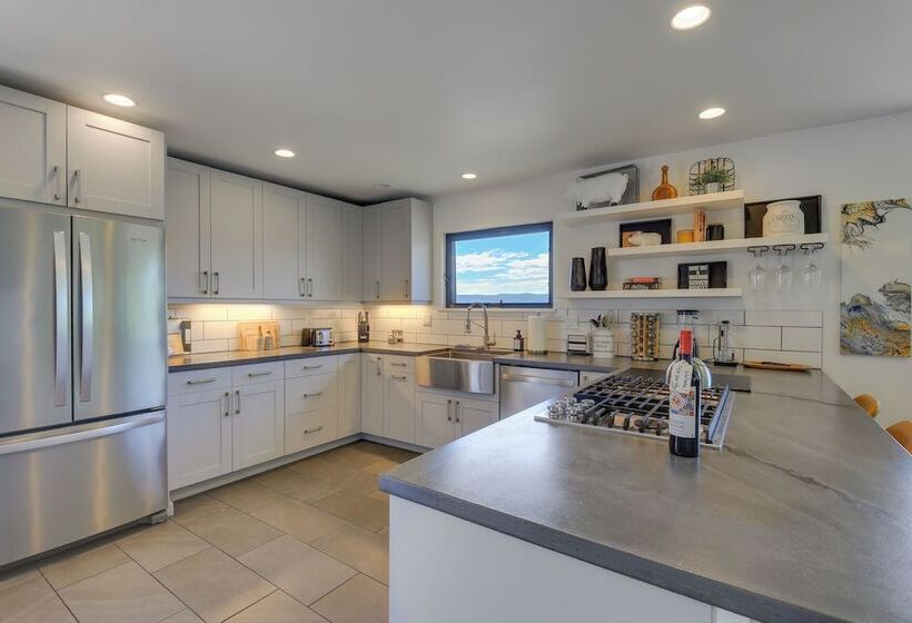 Mt Hood Views: Modern Underwood Home W/ Deck!