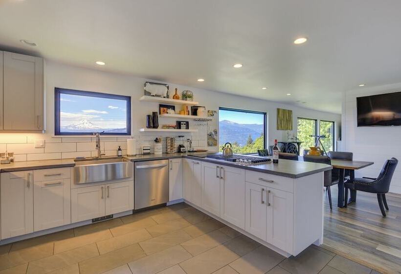 Mt Hood Views: Modern Underwood Home W/ Deck!