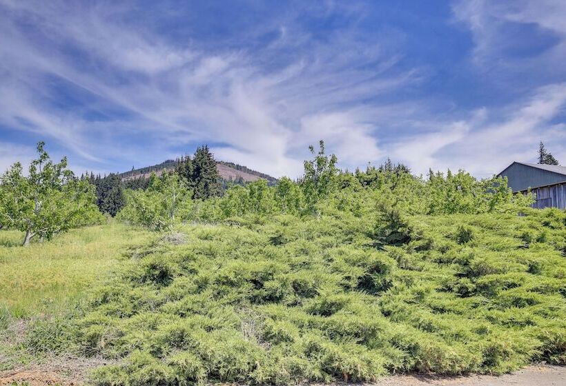 Mt Hood Views: Modern Underwood Home W/ Deck!