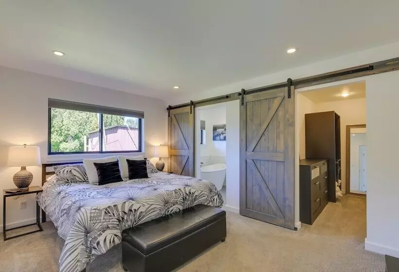 Mt Hood Views: Modern Underwood Home W/ Deck!