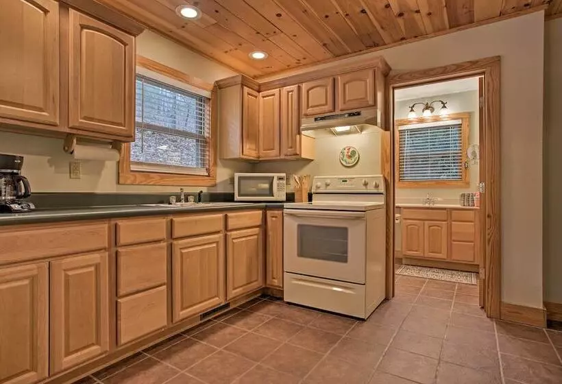 North Carolina Abode   Hot Tub, Foosball & Grill!