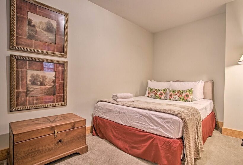 North Carolina Abode Hot Tub, Foosball & Grill!