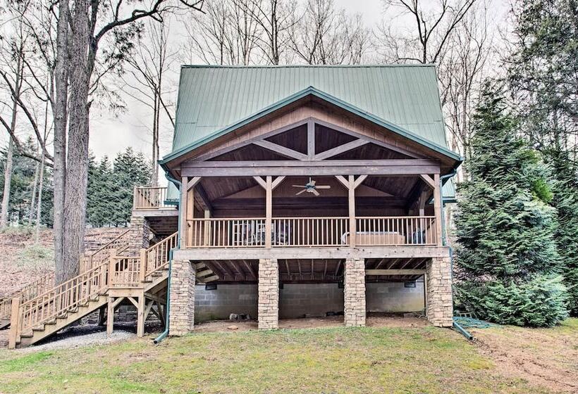 North Carolina Abode Hot Tub, Foosball & Grill!