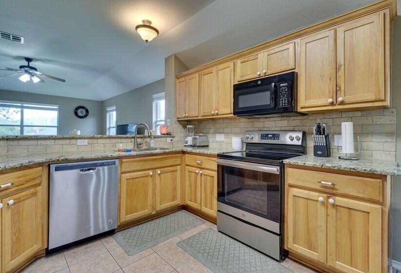 Pet Friendly Round Rock Escape W/ Hot Tub!