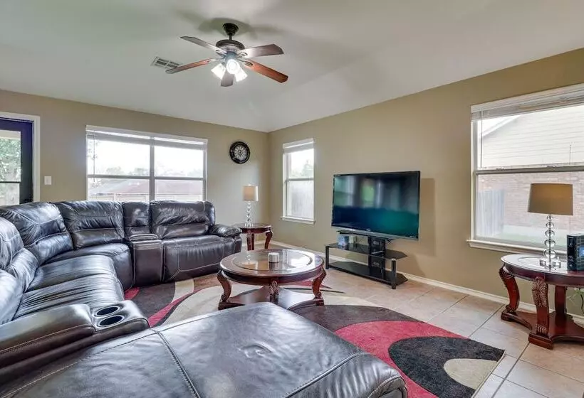 Pet Friendly Round Rock Escape W/ Hot Tub!