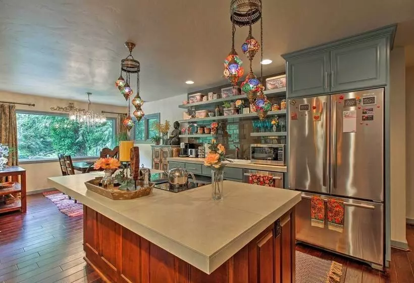 Quiet & Romantic Riverfront Mckenzie Bridge Cabin!