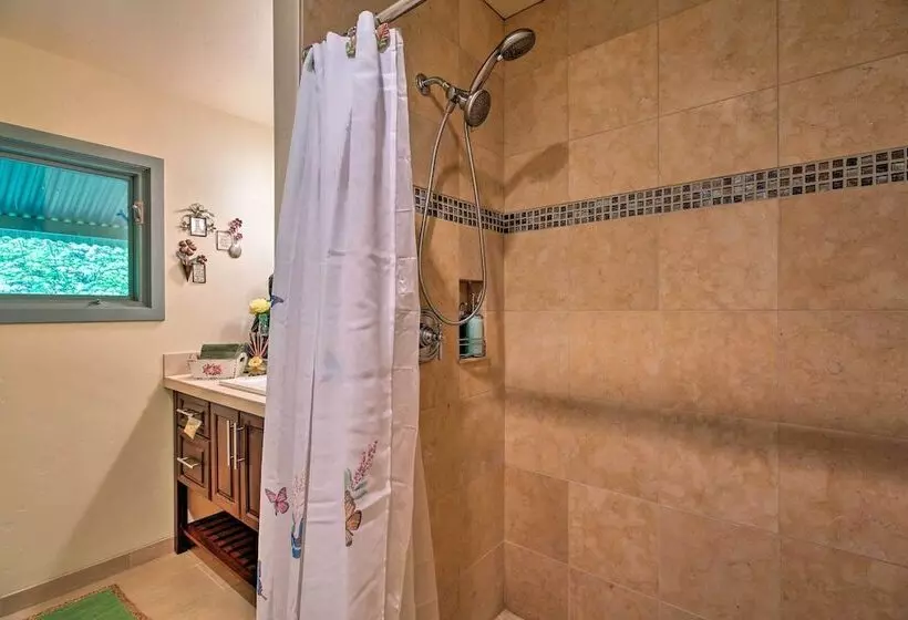 Quiet & Romantic Riverfront Mckenzie Bridge Cabin!