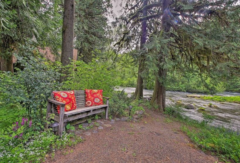 Quiet & Romantic Riverfront Mckenzie Bridge Cabin!